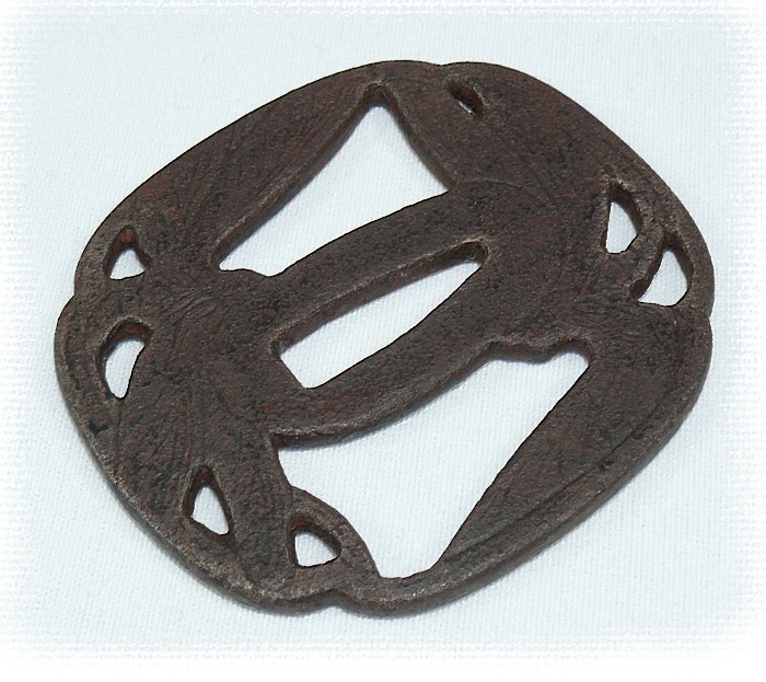 кованная цуба (гарда) японского меча катана с изображением СТРЕКОЗ