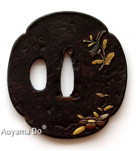 гарда японского меча - цуба с изображением цветка и золотых листьев