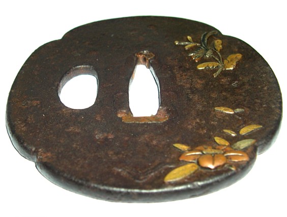 гарда японского меча - цуба с изображением цветка и золотых листьев