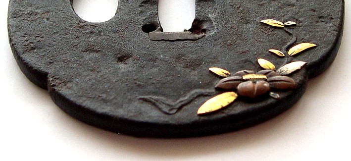 гарда японского меча - цуба с изображением цветка и золотых листьев