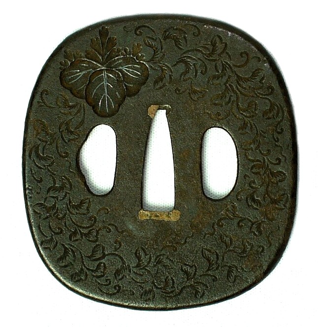 гарда японского меча - цуба кованная с изображением цветка павлонии - герба дома ТОКУГАВА